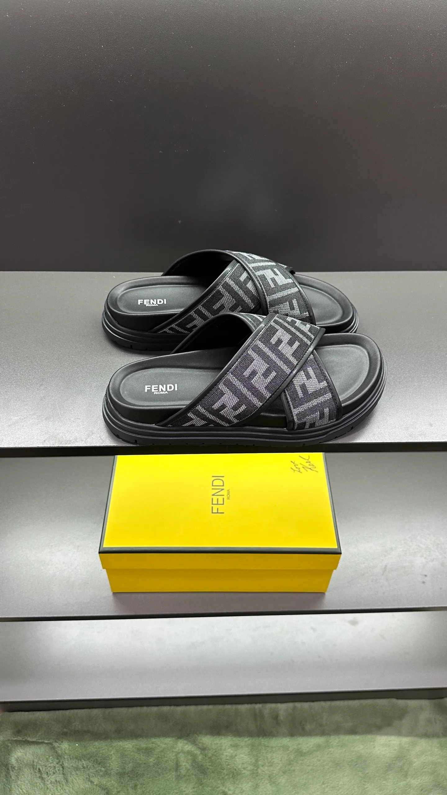 P300 [Fendi Slippers] High-end men's shoes brand, official website 1:1 latest masterpiece: original mold customization, fabrics made of imported original materials, upgraded outsole, lighter and non-slip. The market's top quality, simple yet tasteful, a must-have for fashionistas, fashionable at your feet, full of confidence, the same style at the counter 👍The season of summer slippers is here. Code: 38-45, 46 order